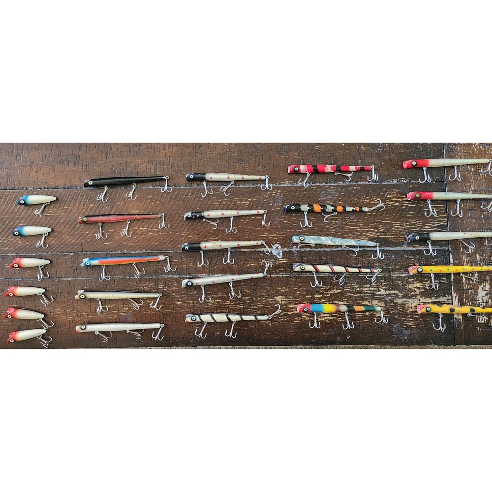 Lot of 26 Vintage Wooden Fishing Lures Minnows Poppers Mixed Patterns Tackle